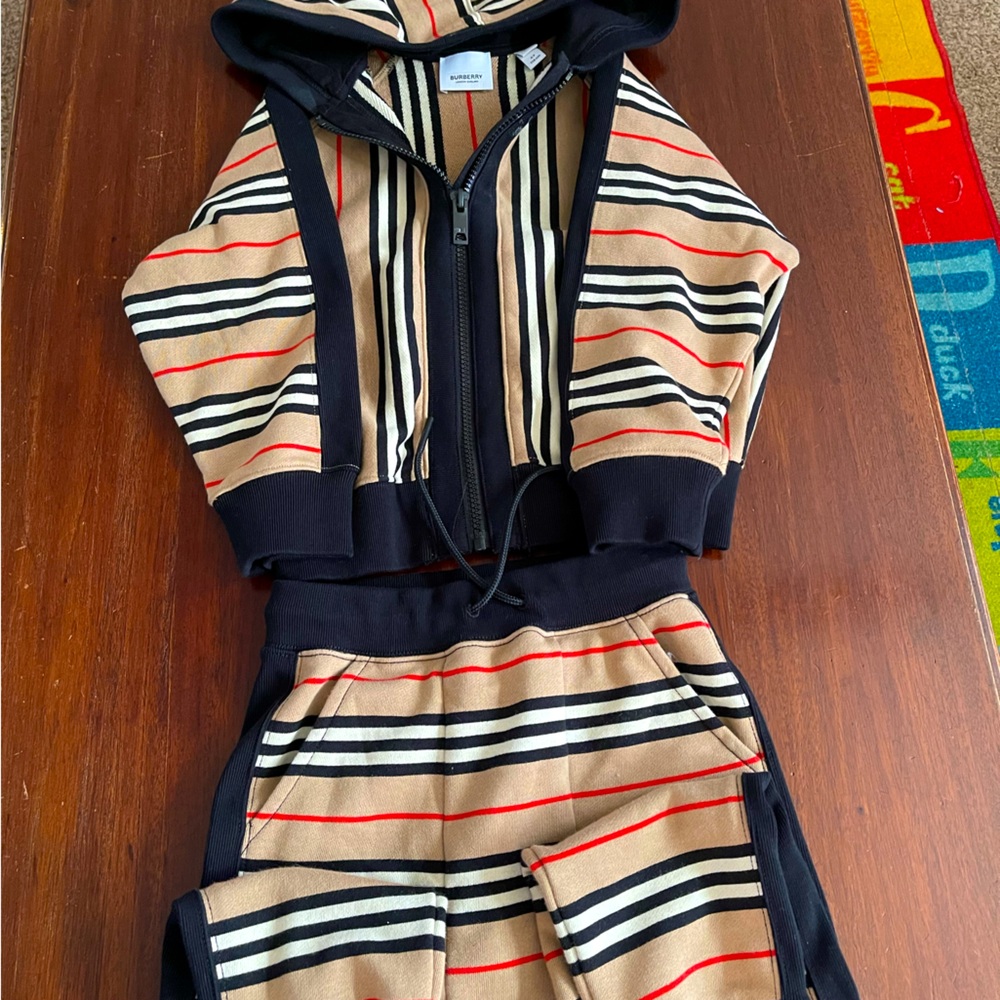 Burberry Size 5t matching set